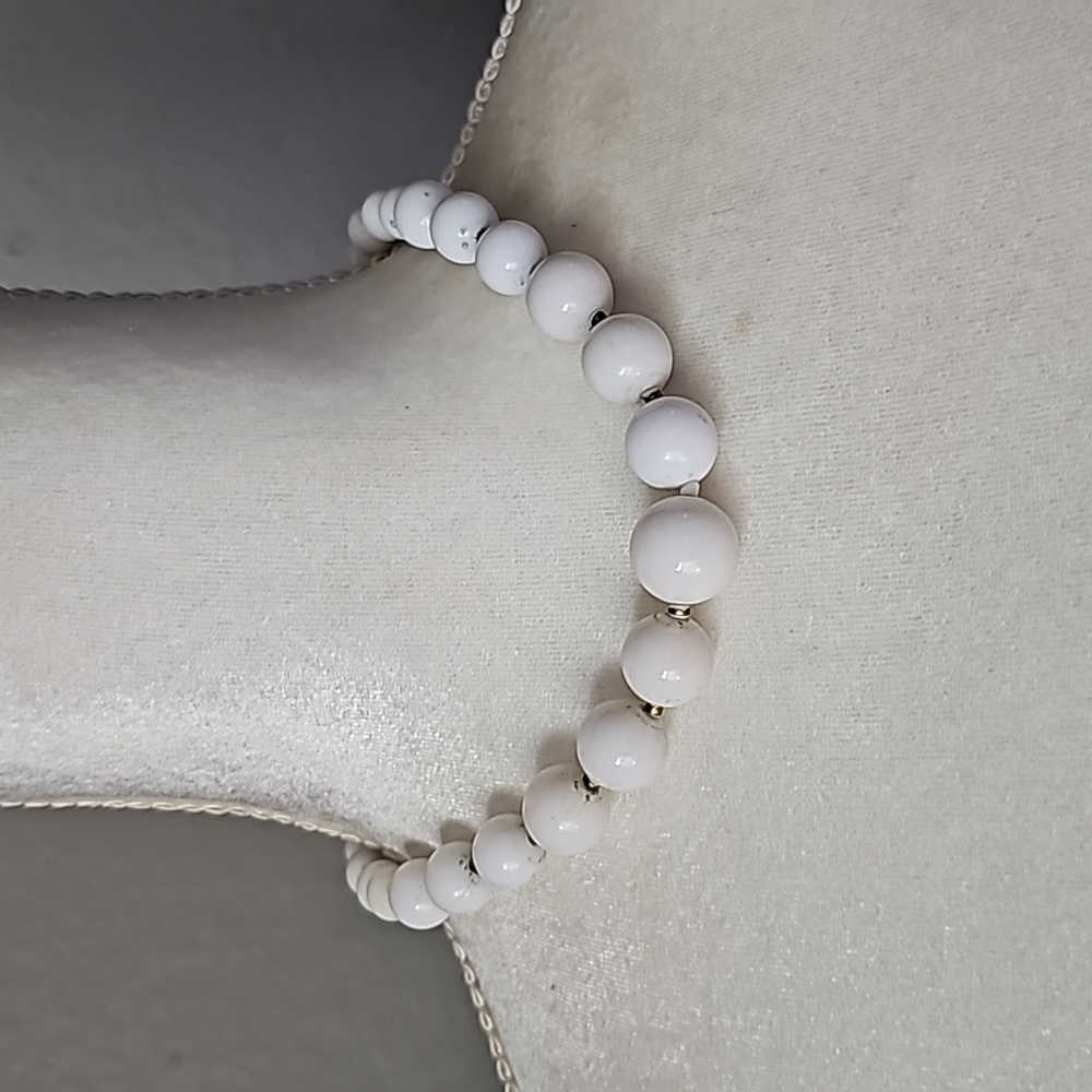 Vintage White Graduated Beaded Necklace 16 Inches 🖤18